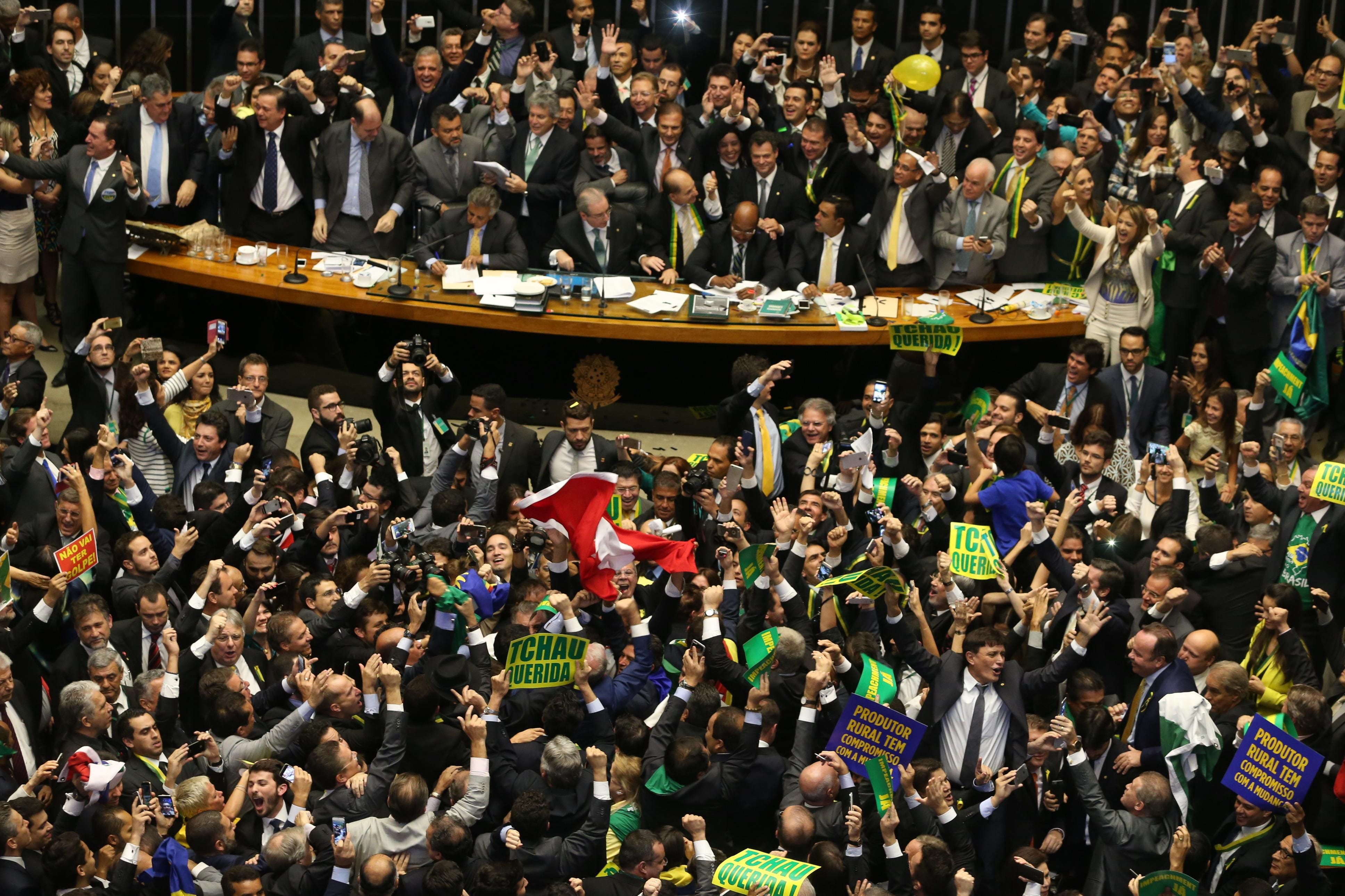O rompimento do presidente da Câmara, Eduardo Cunha, com o PT e condições políticas levaram à formação de maioria no Congresso pelo impeachment da ex-presidente