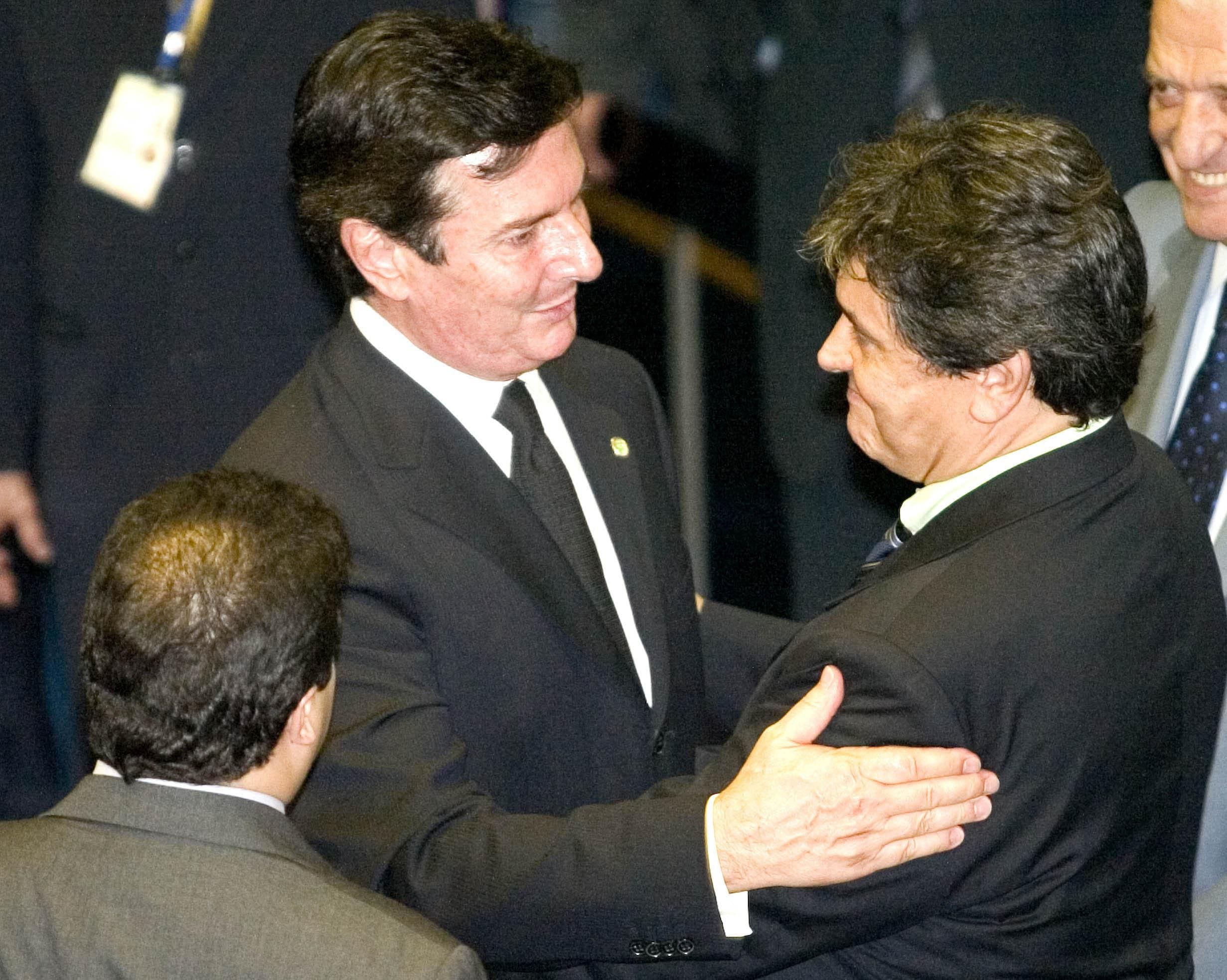Primeiro presidente eleito nas eleições diretas pós-ditadura militar, <b>Fernando Collor</b> perdeu o controle do Congresso e sofreu impeachment após pressão da sociedade