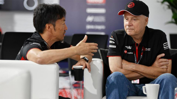 Gene Haas (dir) substituiu Gunther Steiner por Ayao Komatsu e colhe lucros com a mudança 