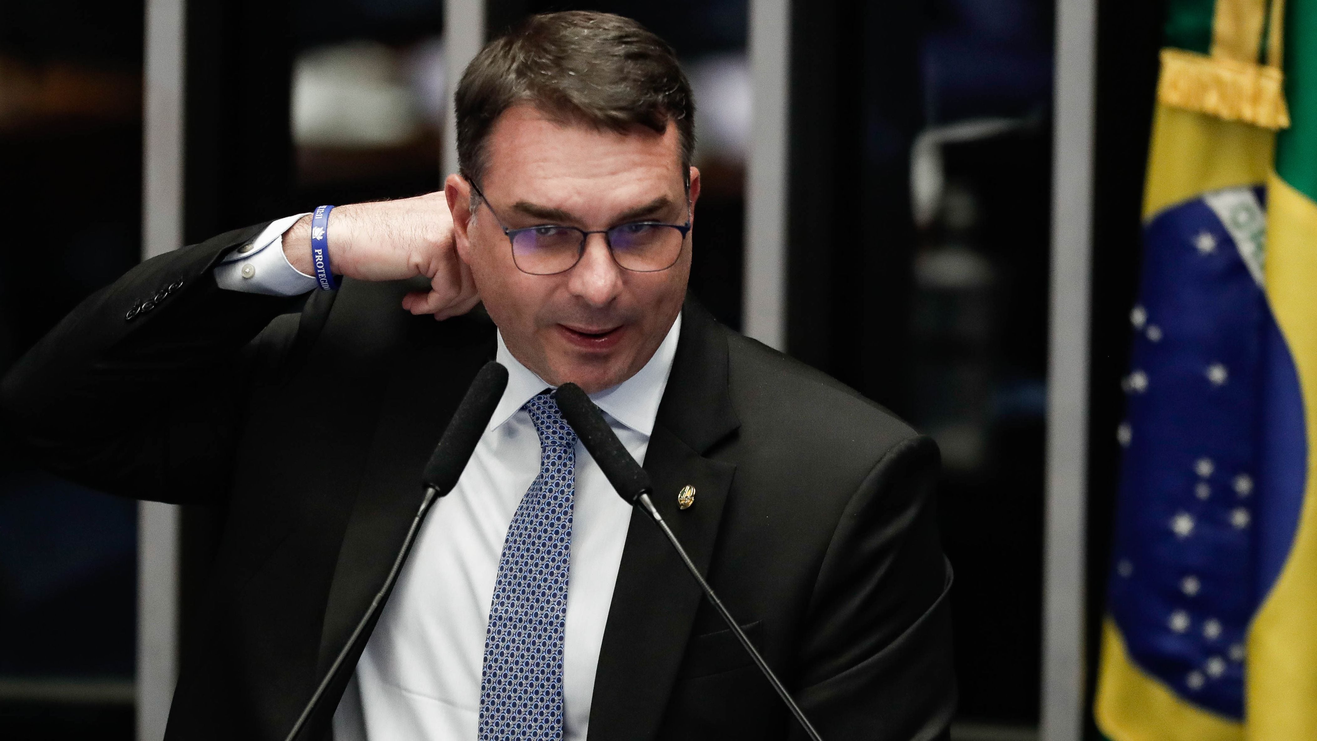 Especial! Flávio Bolsonaro fala da relação do pai com os filhos, Brasil