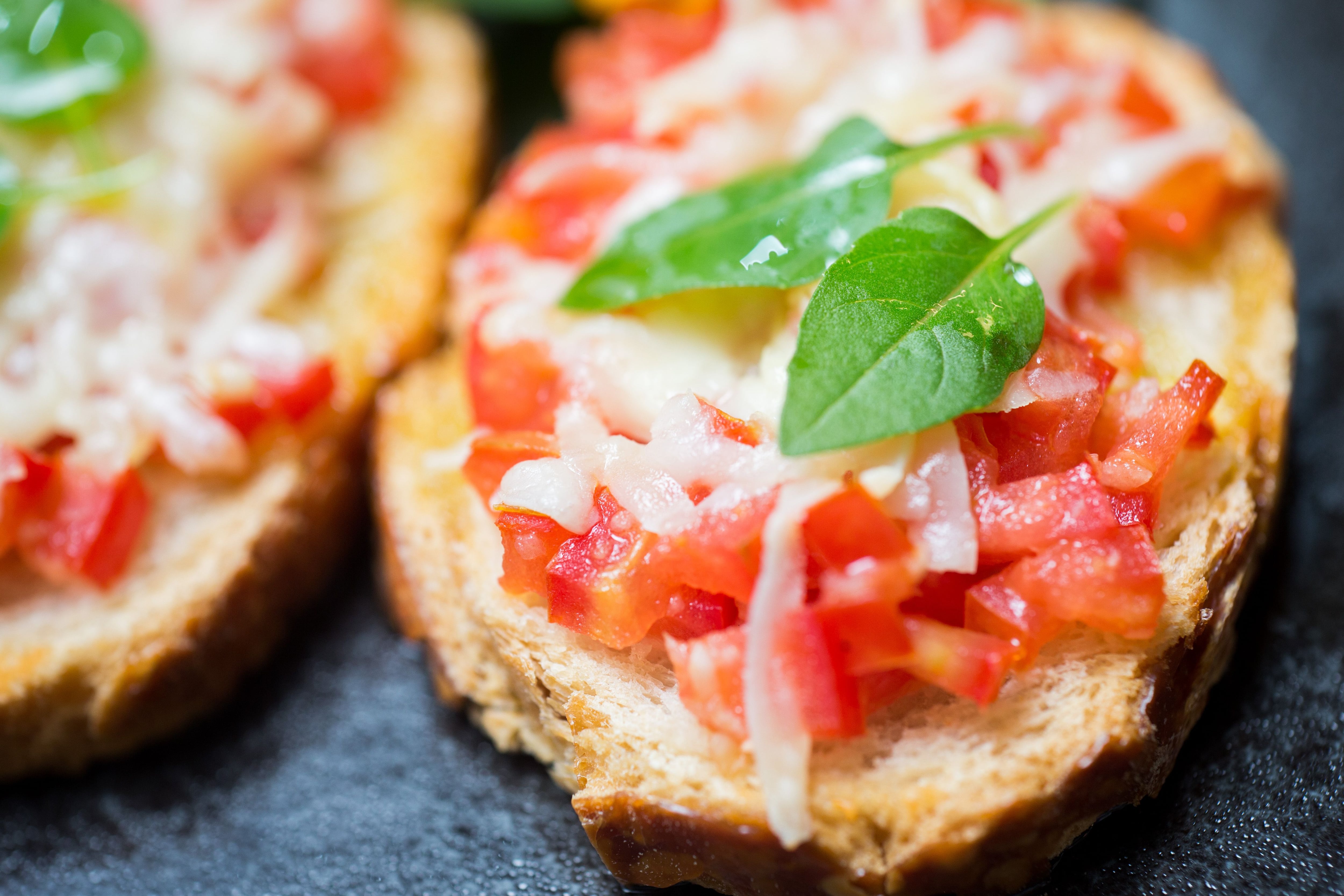 Bruschetta de tomate com parmesão