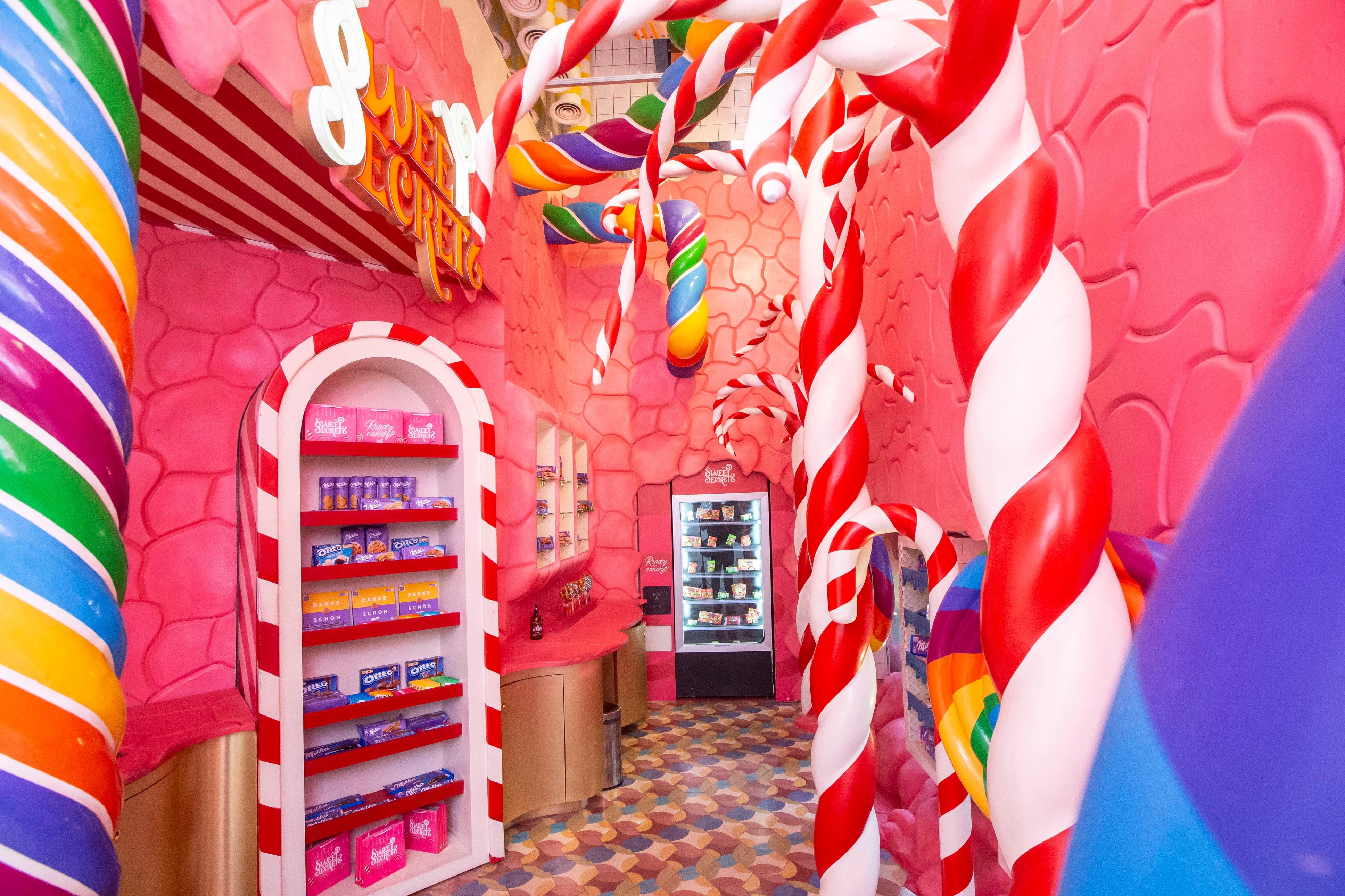 Eles criaram um bar secreto escondido em uma loja de doces que viralizou na  internet - Pequenas Empresas Grandes Negócios