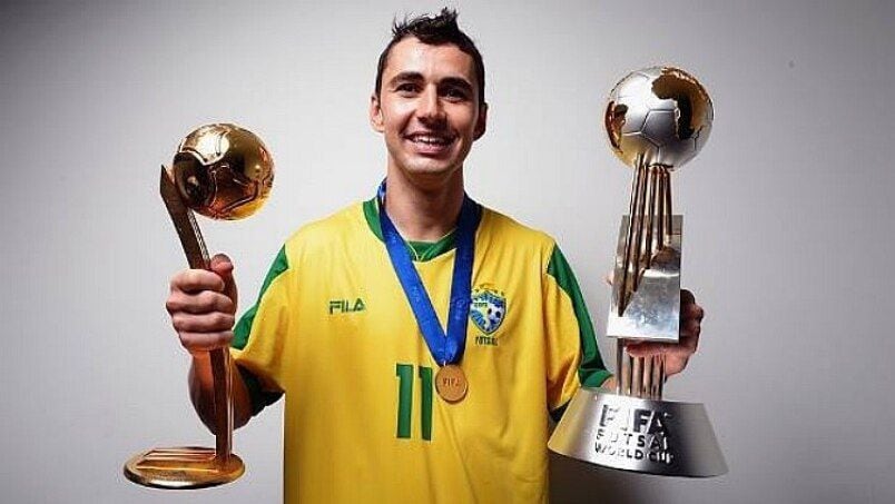 Neto, melhor jogador de futsal do mundo em 2012, vai retirar tumor