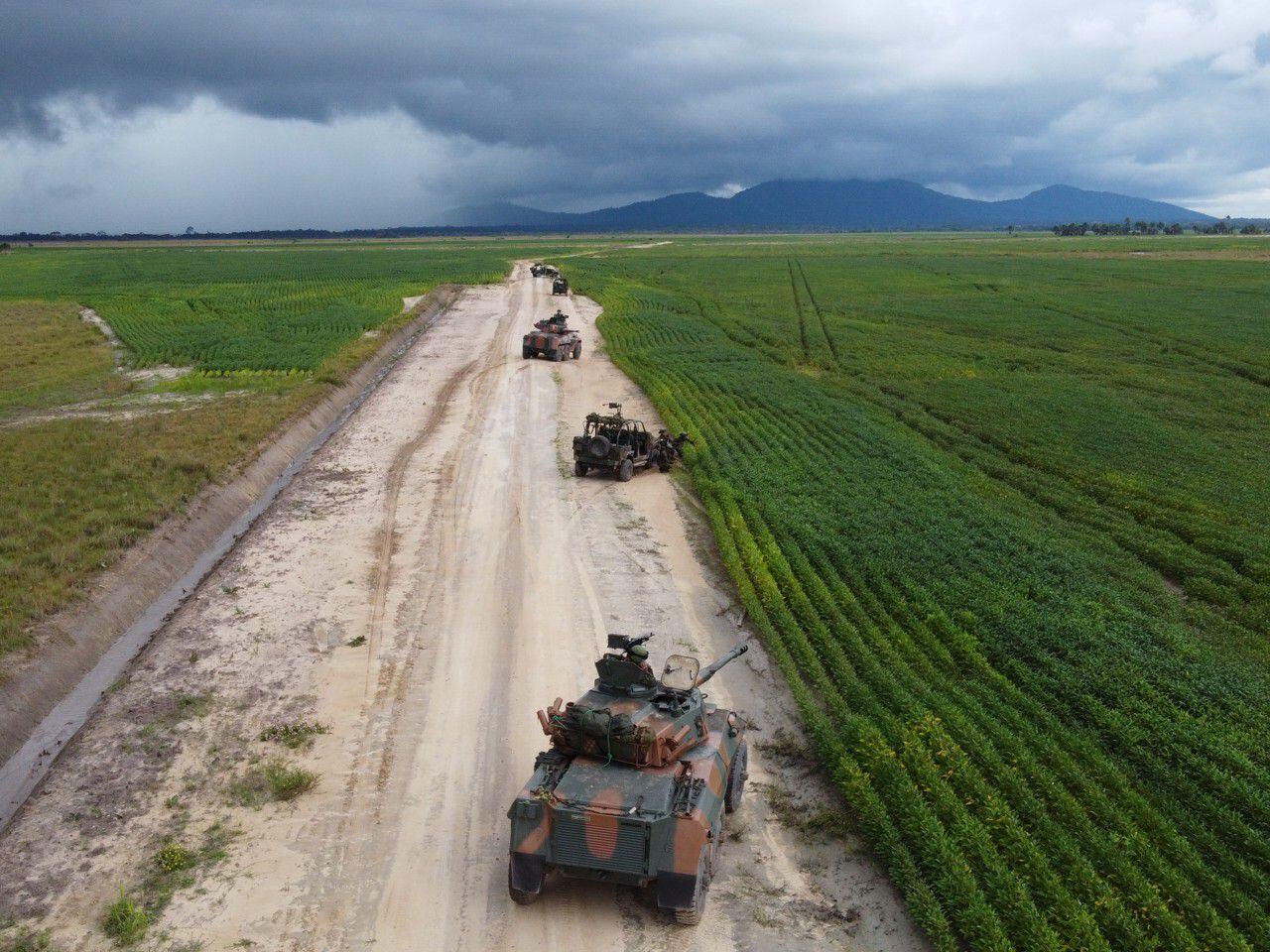 Caminhão do Exército brasileiro tomba na fronteira com a Guiana