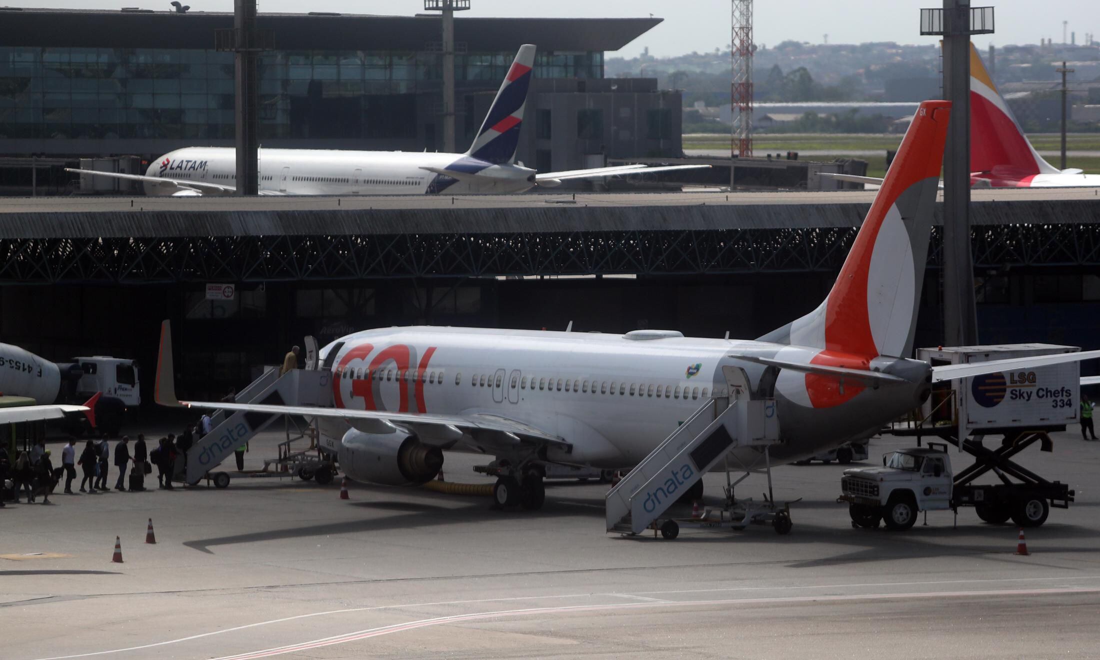 Apesar de aviões cheios e passagens caras, aéreas ainda vivem