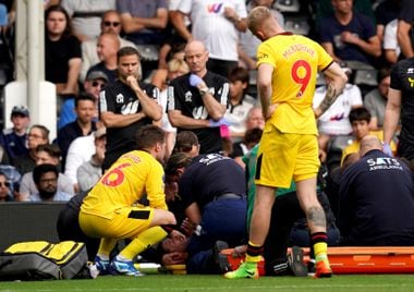 Jogador de futebol inglês se recupera depois de sofrer parada