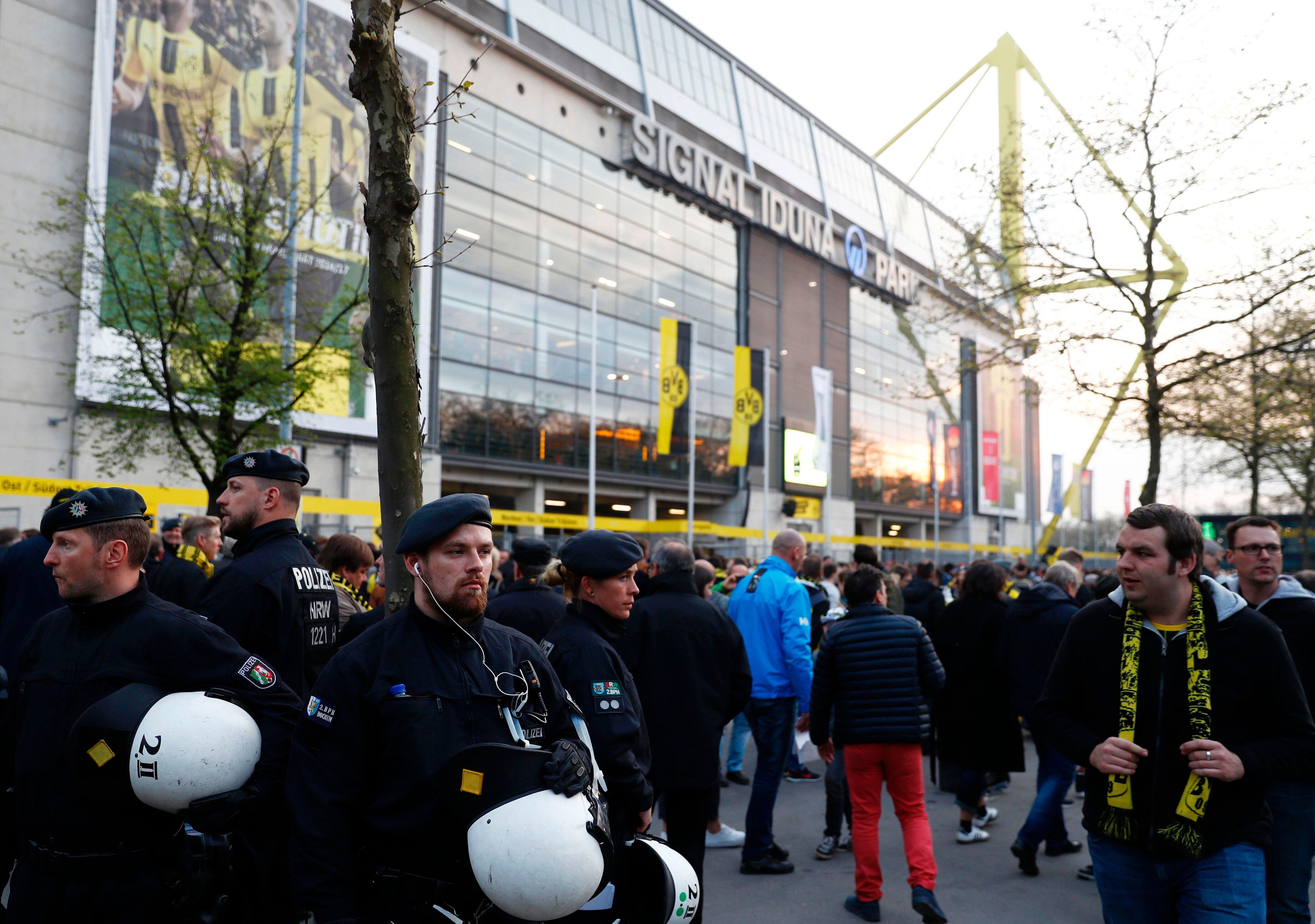 Explosão deixa jogador do Dortmund ferido e adia jogo da Champions League