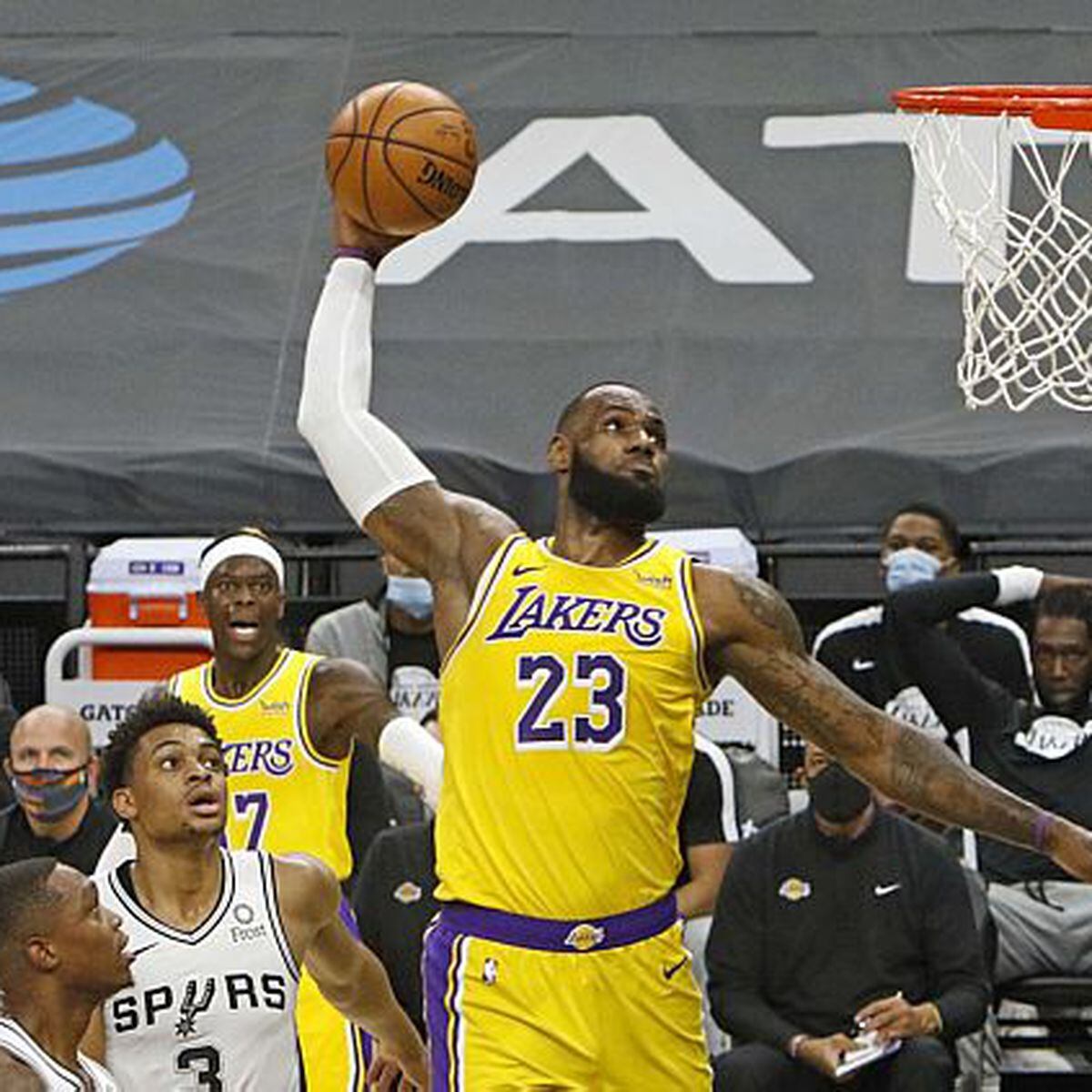 Sem LeBron James, Anthony Davis comanda vitória dos Lakers sobre