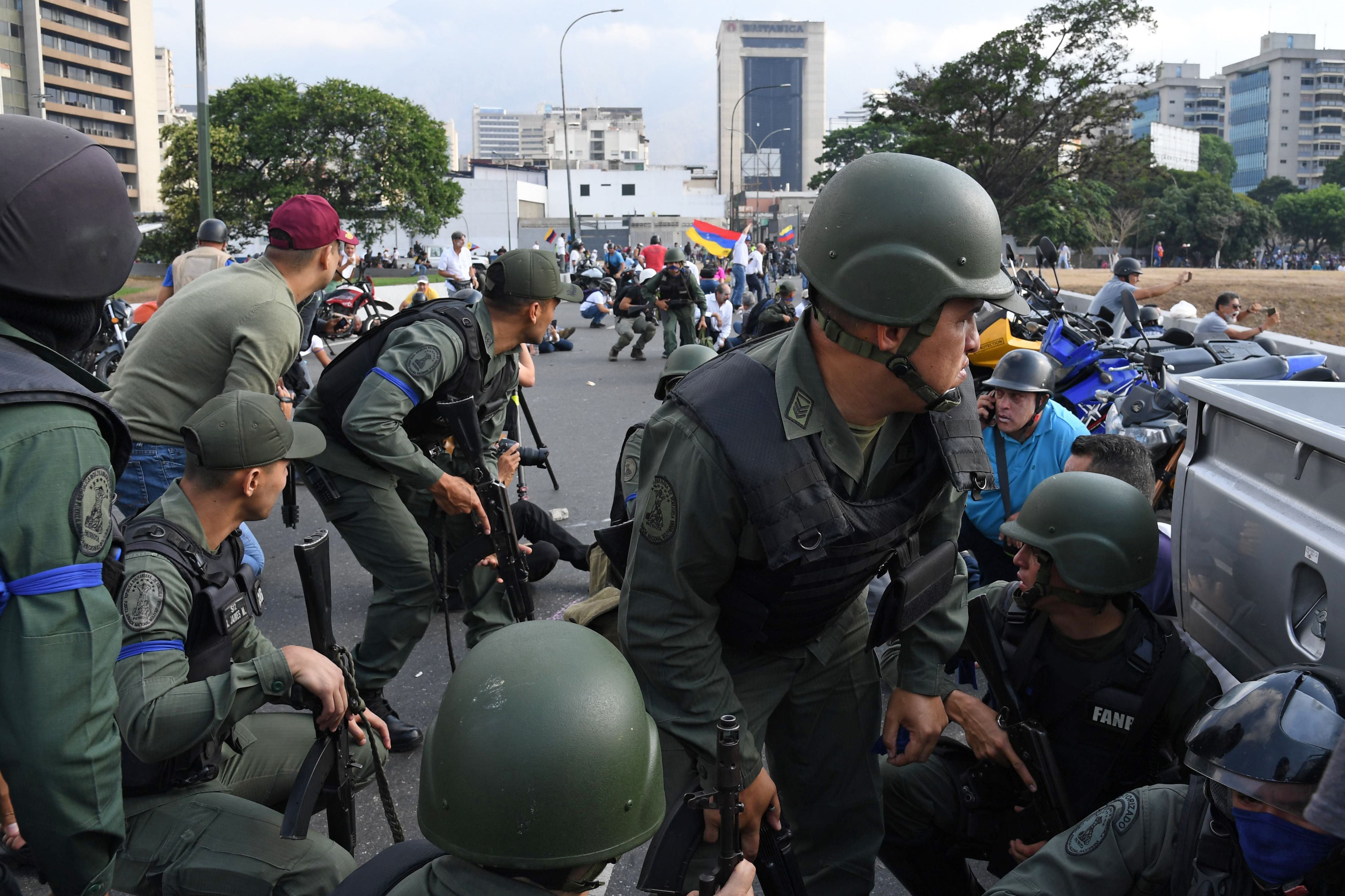 Militares venezuelanos jogam bombas em manifestantes na fronteira