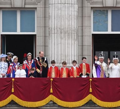 Família Real compartilha registro de brasileira durante coroação