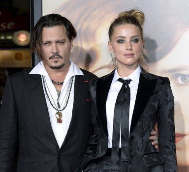 Depp diz que Amber Heard cortou seu dedo ao arremessar uma garrafa