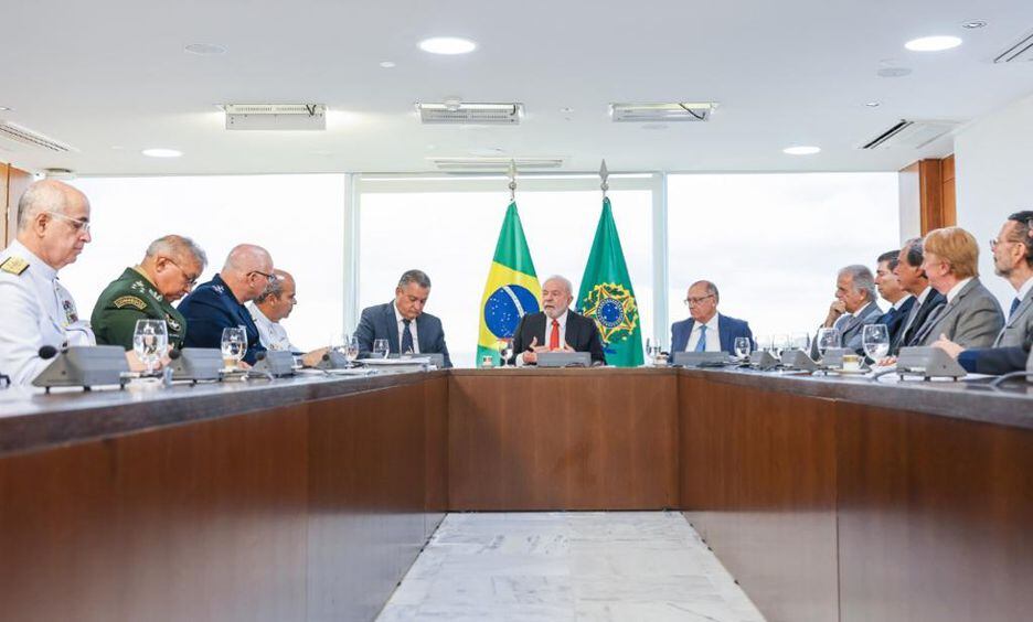 Lula conversa com comandantes das Forças Armadas e empresários no Palácio do Planalto