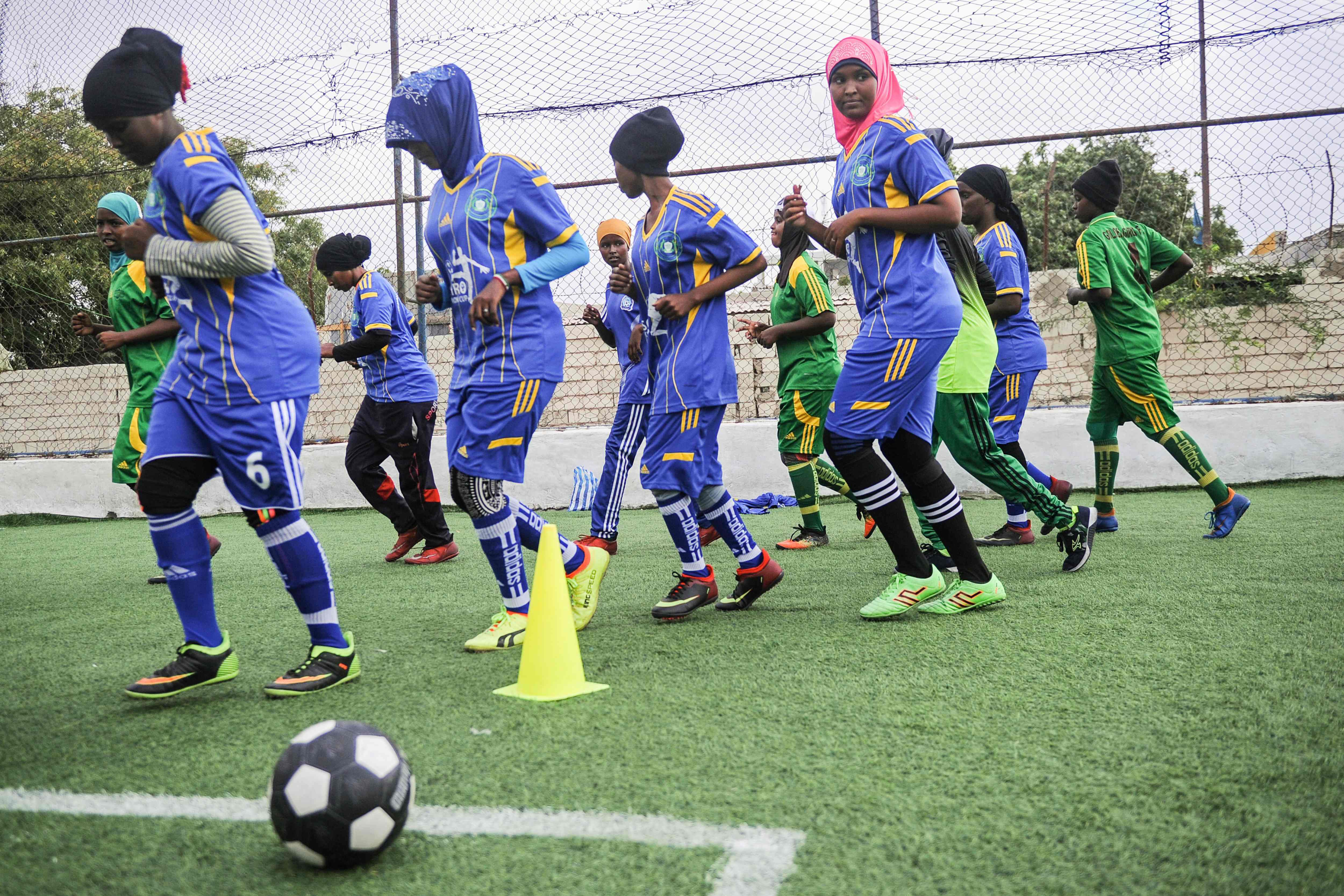 Na Somália, mulheres desafiam tradição e religião em um campo de futebol -  Estadão