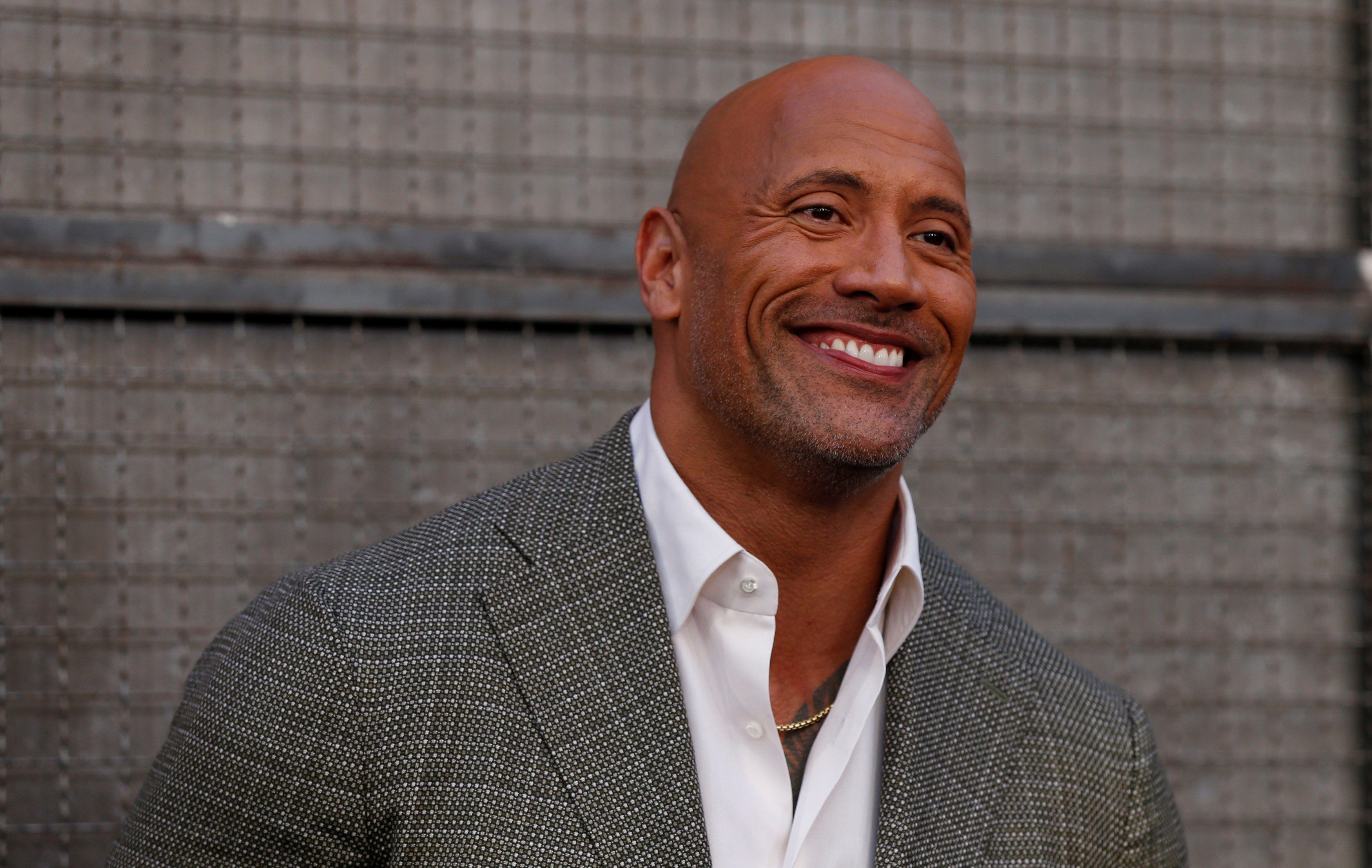 The Rock presenteia seu dublê há 17 anos com carro: 'Um irmão