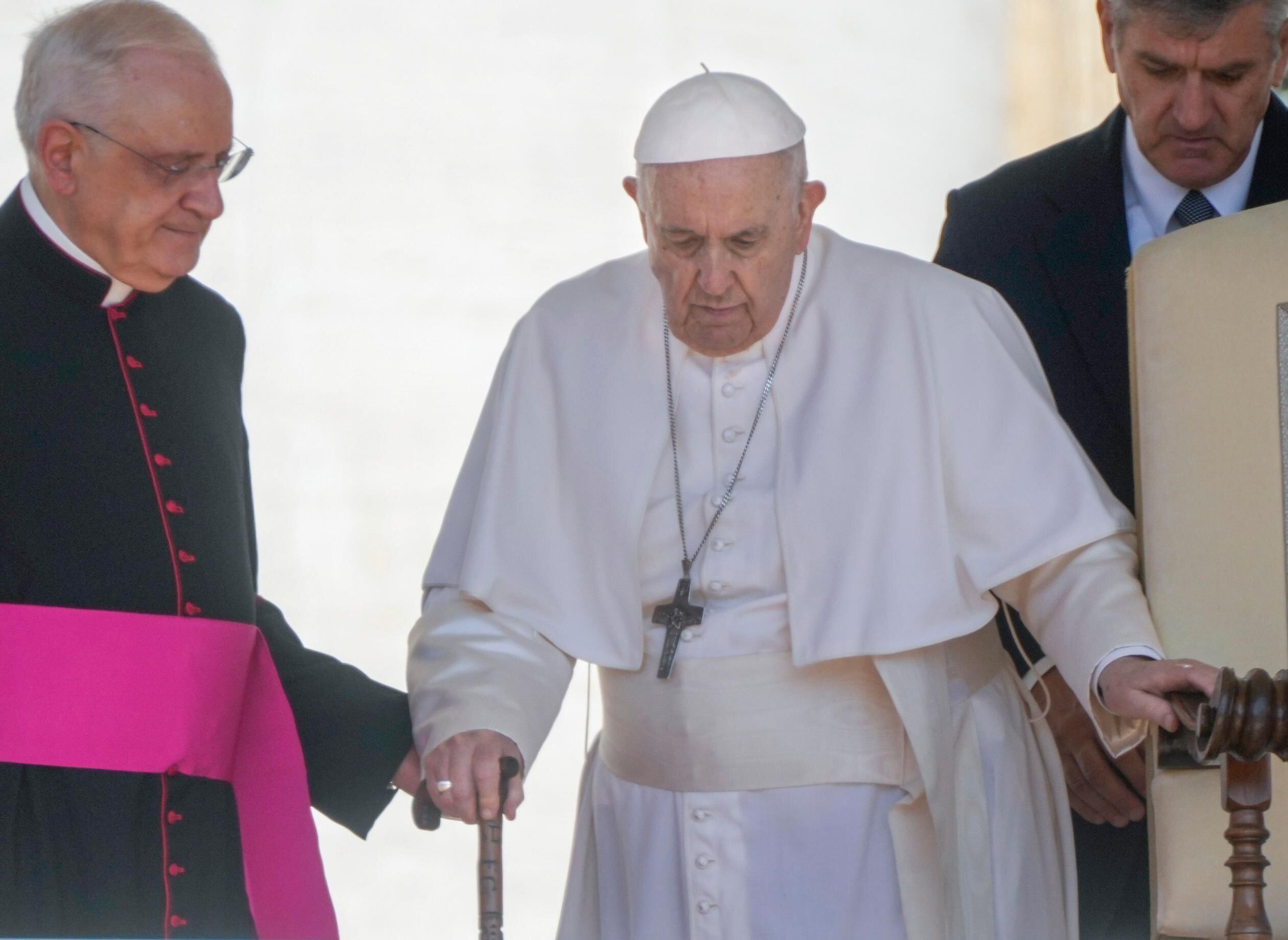 Papa Francisco é internado para passar por cirurgia de emergência