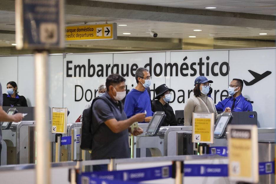 Passageiros no Aeroporto de Guarulhos; greve de pilotos e comissários pode afetar voos. 