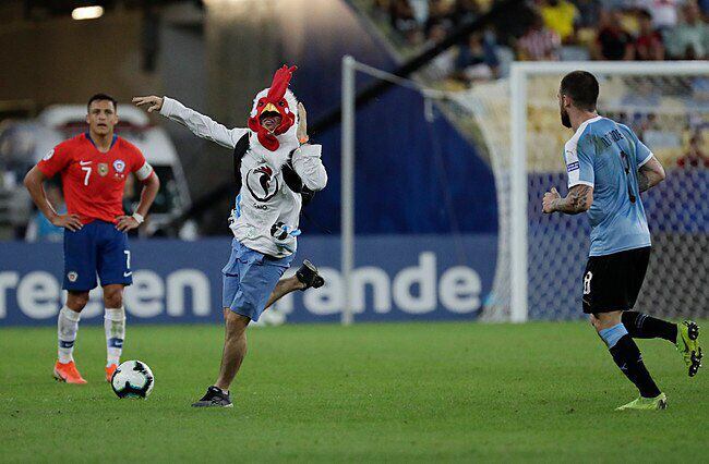 Torcedor invade gramado no Maracanã e leva rasteira de zagueiro do