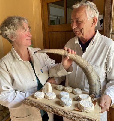 Annie Moreau, 60 anos, e Fréderic Albert, 70 anos, produtores de mothais certificado orgânico FOTO: Débora Pereira/Profissão Queijeira
