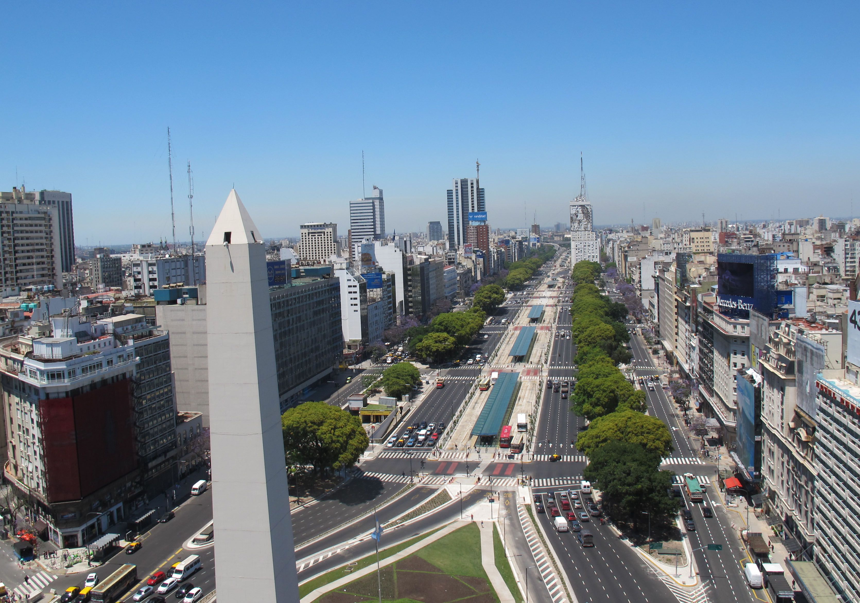 Em Buenos Aires, criação de corredores de ônibus e incentivo ao uso de bicicletas desafogaram o trânsito