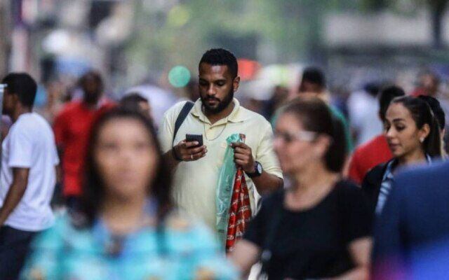 Celular é único meio de acesso à internet para 62% dos brasileiros