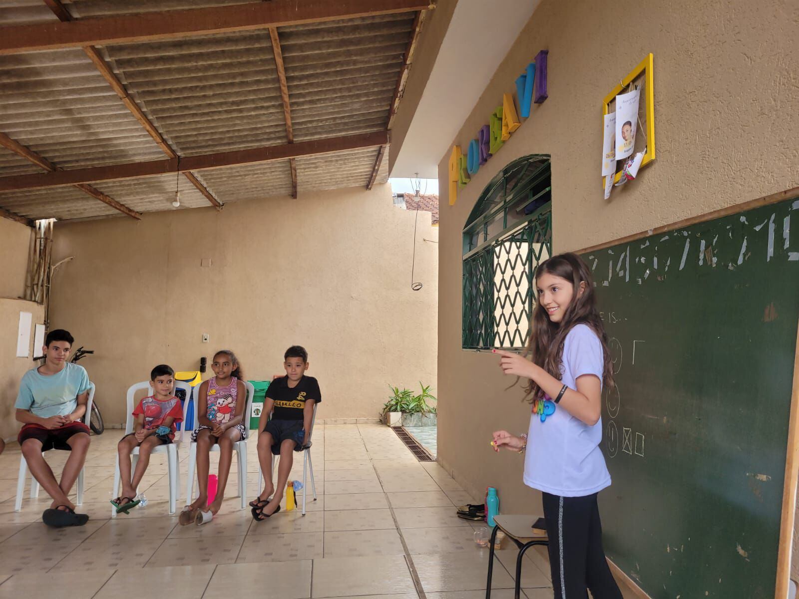 Mini teacher': menina de 11 anos dá aulas de inglês gratuitas para crianças  carentes em Franca, SP - Tribuna de Ituverava