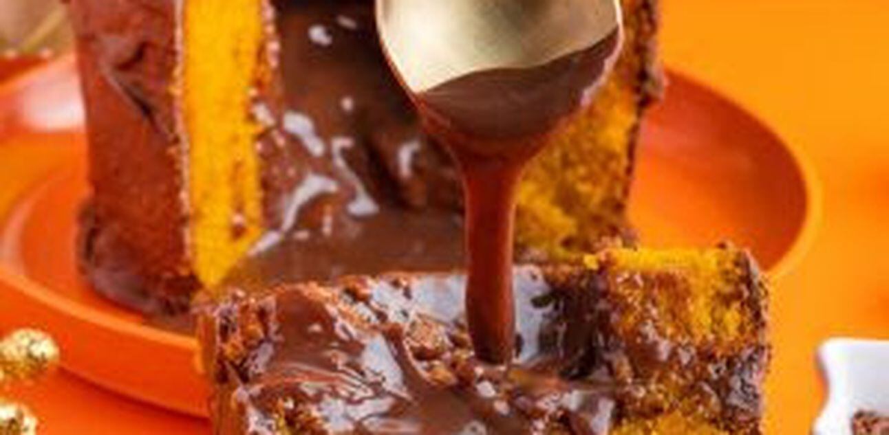 Bolo de cenoura com calda de chocolate fácil - Estadão