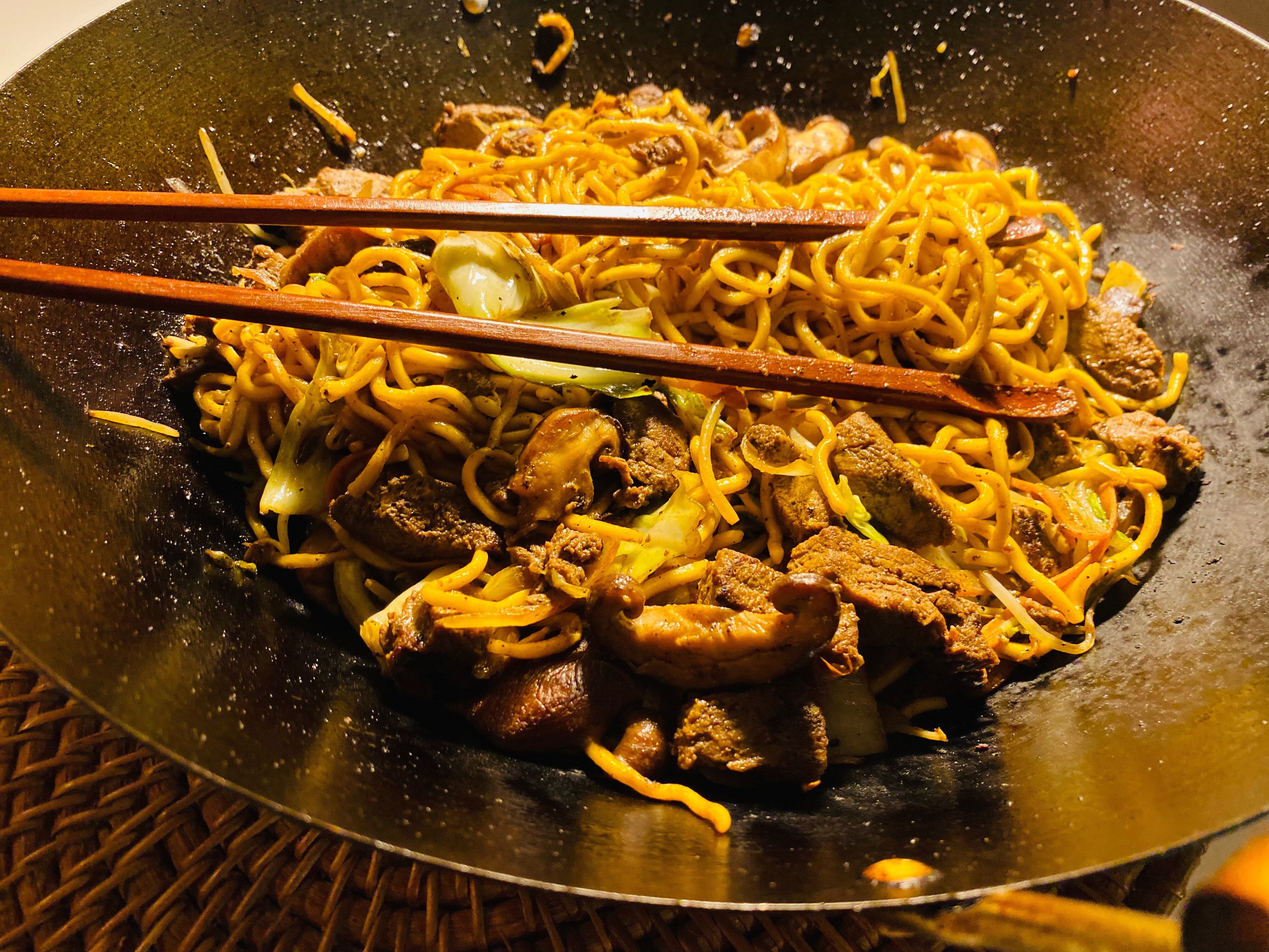 O yakisoba mais delicioso está aqui! Visite uma de nossas casas e