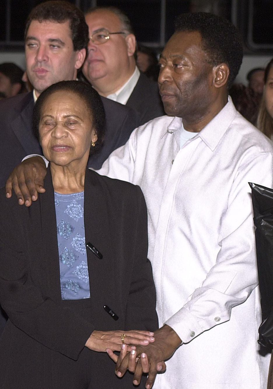 Pelé e sua mãe, Dona Celeste, na pré-estreia do filme "Pelé Eterno" em 2004. 