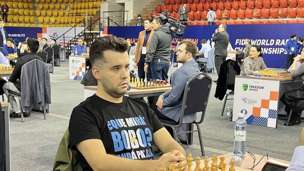 Russo é advertido por usar camiseta de Messi em torneio de xadrez