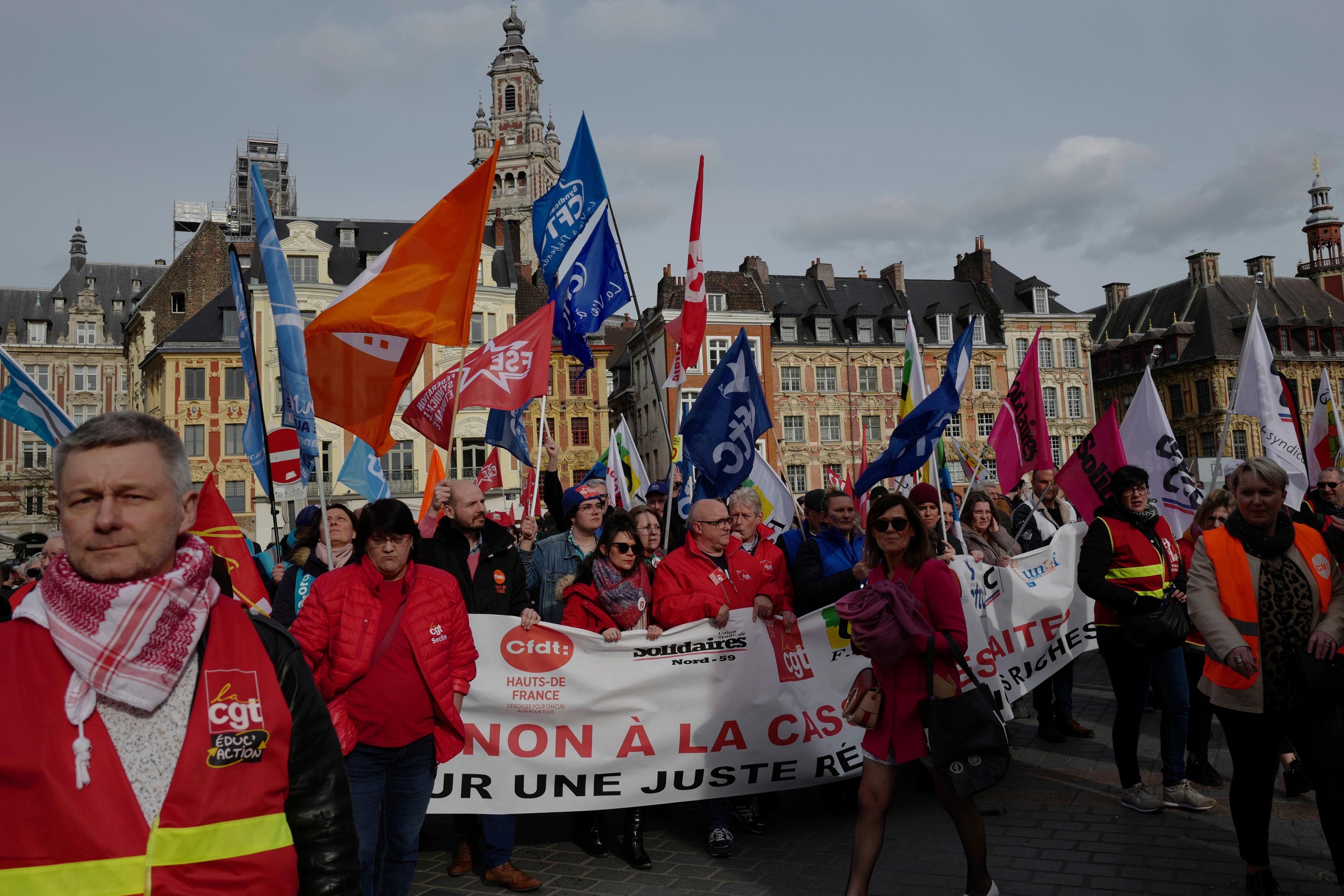 Manifestantes franceses asaltan brevemente la sede de LVMH en París