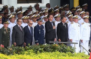 Quantidade de militares que se candidatou a cargos políticos aumentou 120% nos últimos vinte anos; crescimento maior se deu entre 2018 e 2020, primeiros anos do governo de Jair Bolsonaro (no centro)