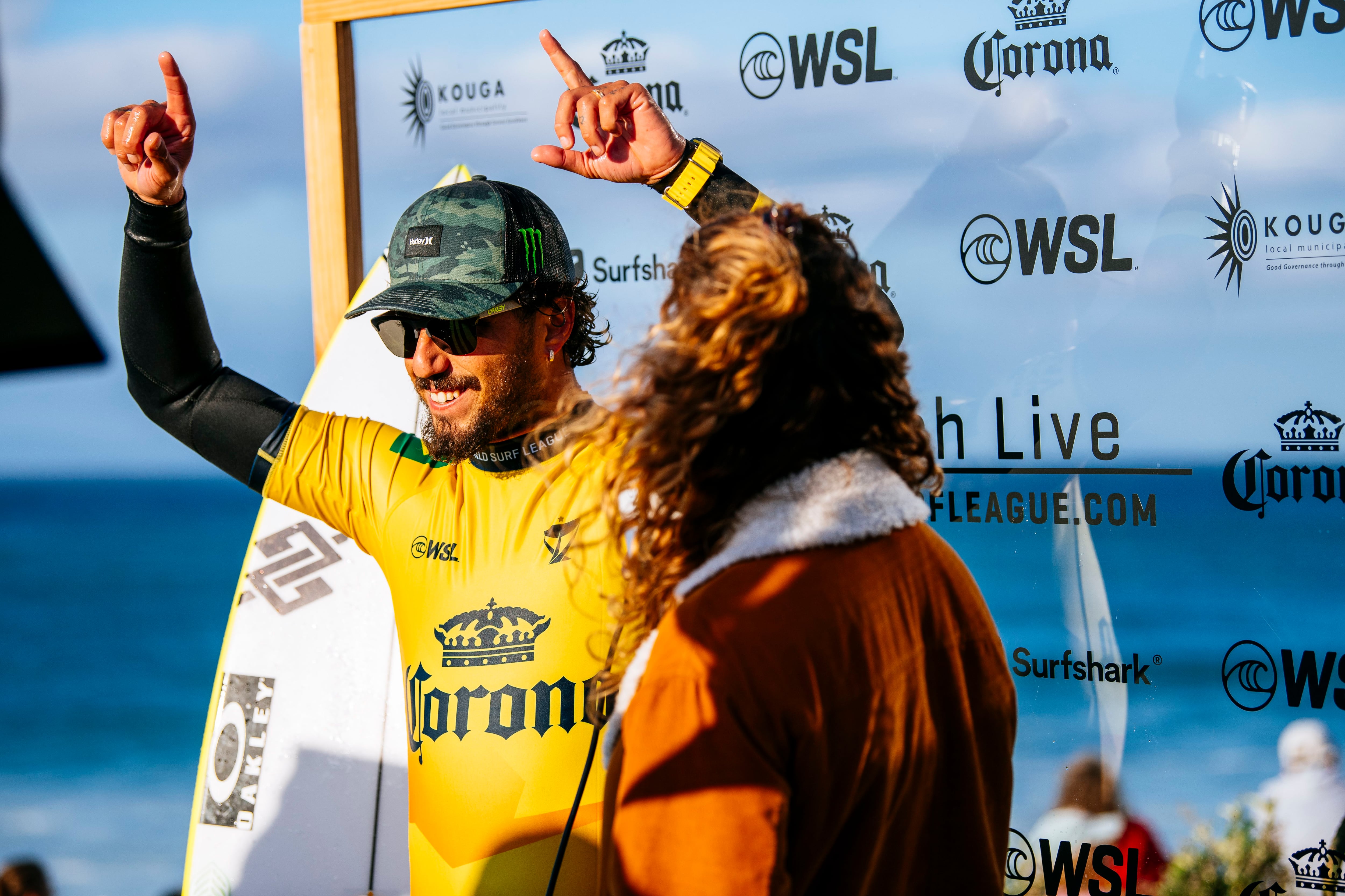 Filipe Toledo vence Italo e é campeão mundial de surfe pela 1ª vez