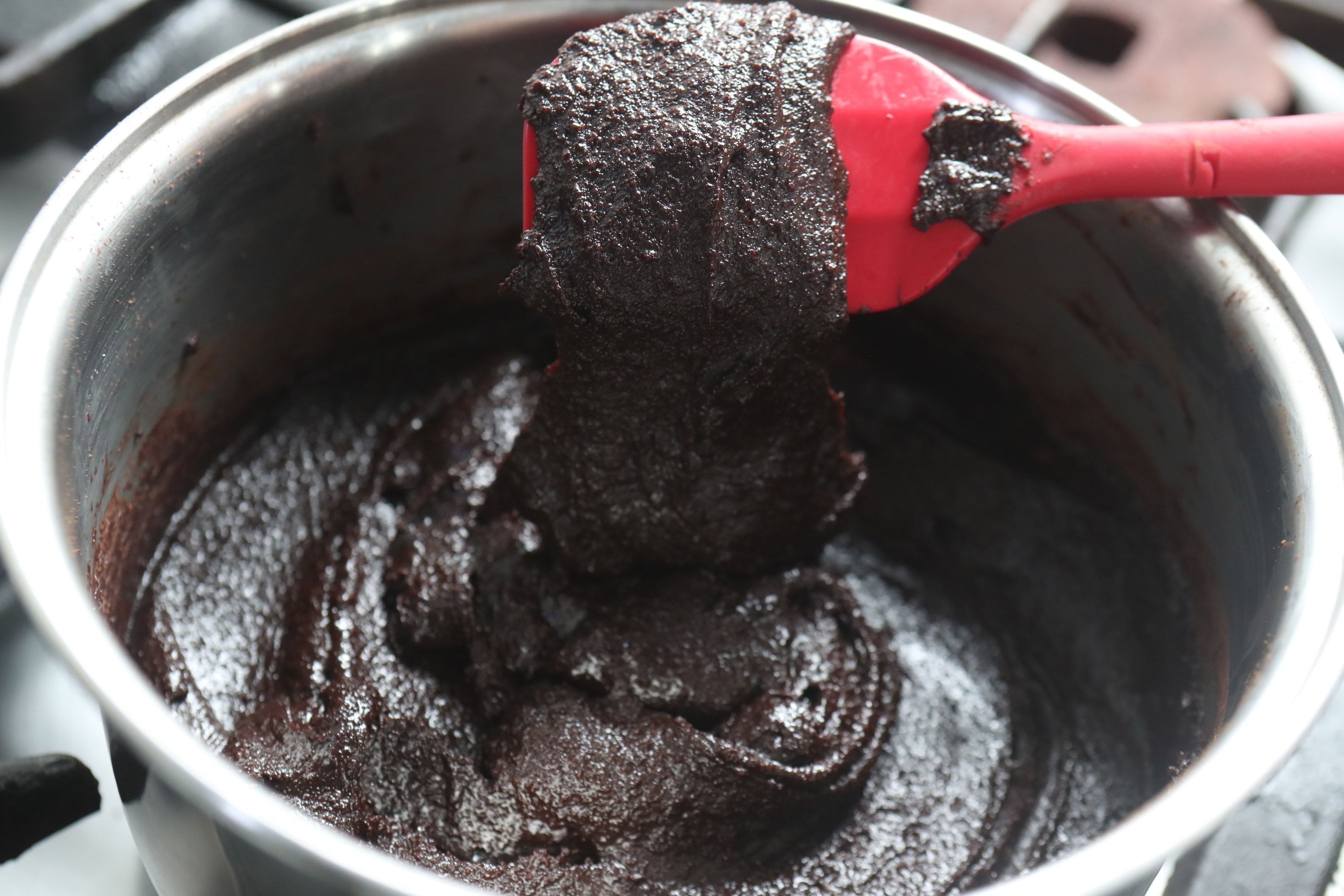 Bolo de cenoura com calda de chocolate fácil - Estadão