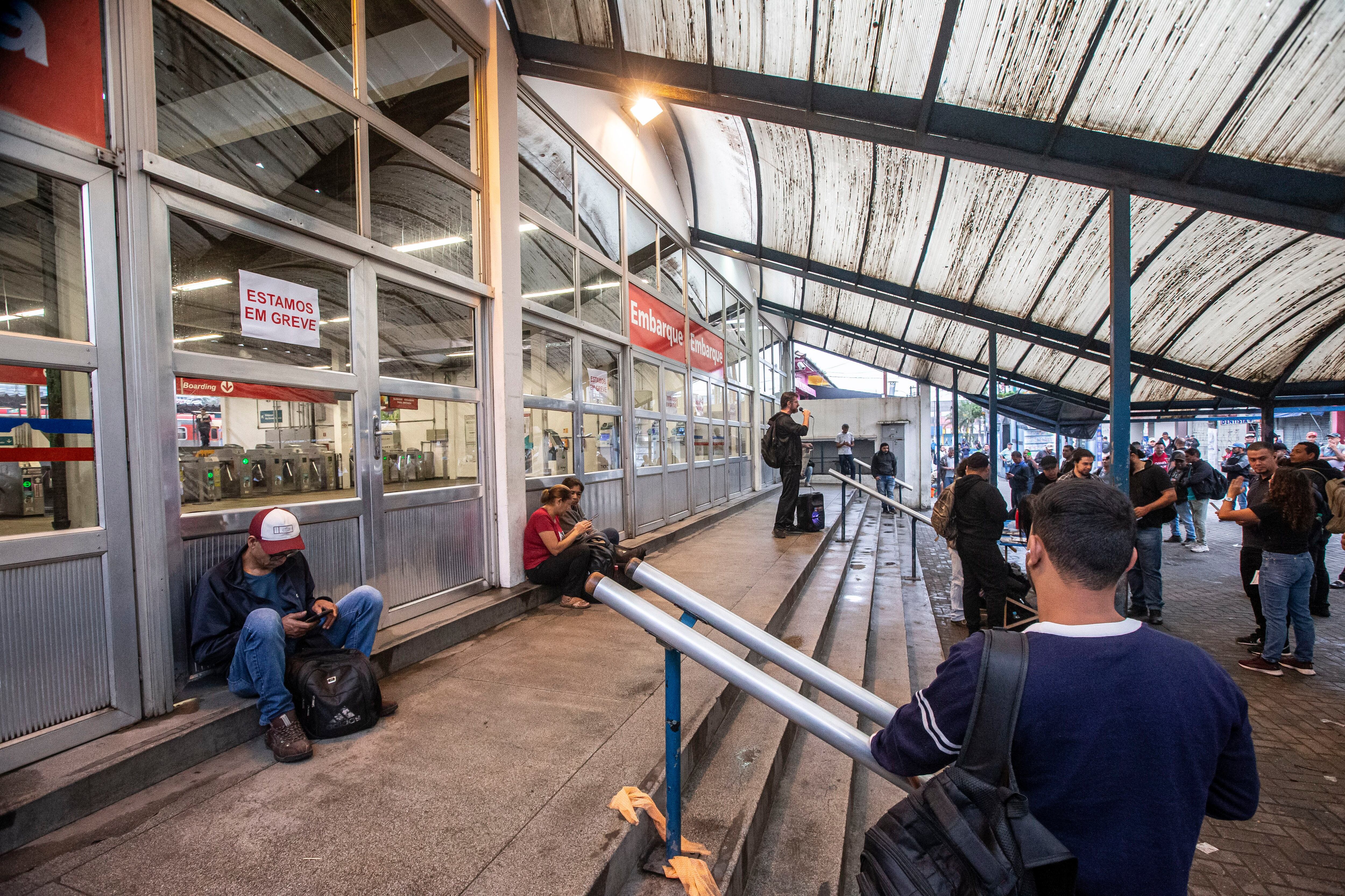 Estação Brás da CPTM, no Centro de SP, tem aglomeração e filas nas