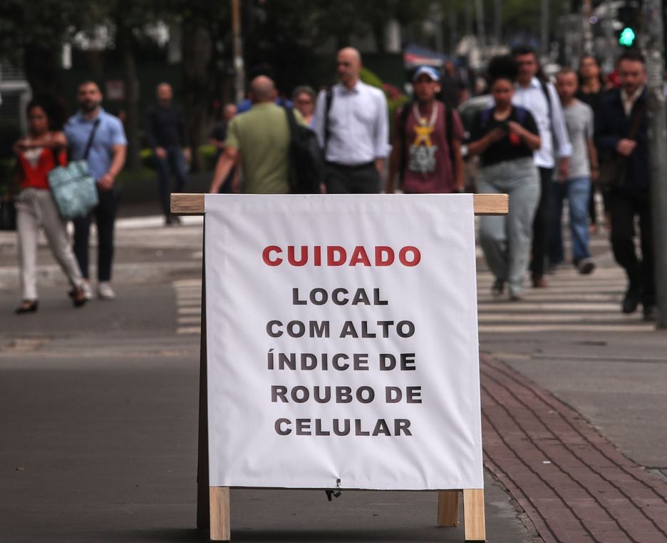 Placas de alerta sobre roubos de celulares chegaram a ser colocadas próximas ao cruzamento da Avenida Faria Lima com a Avenida Rebouças, na zona oeste de São Paulo, em setembro de 2023