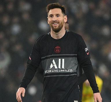 Messi supera Lewandowski e leva Bola de Ouro pela sétima vez
