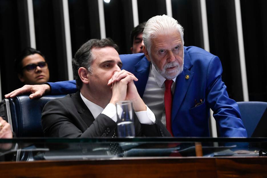 O presidente do Senado, Rodrigo Pacheco, e o líder do governo Jaques Wagner; senadores aprovaram PEC que limita poderes do STF, com voto favorável de Wagner