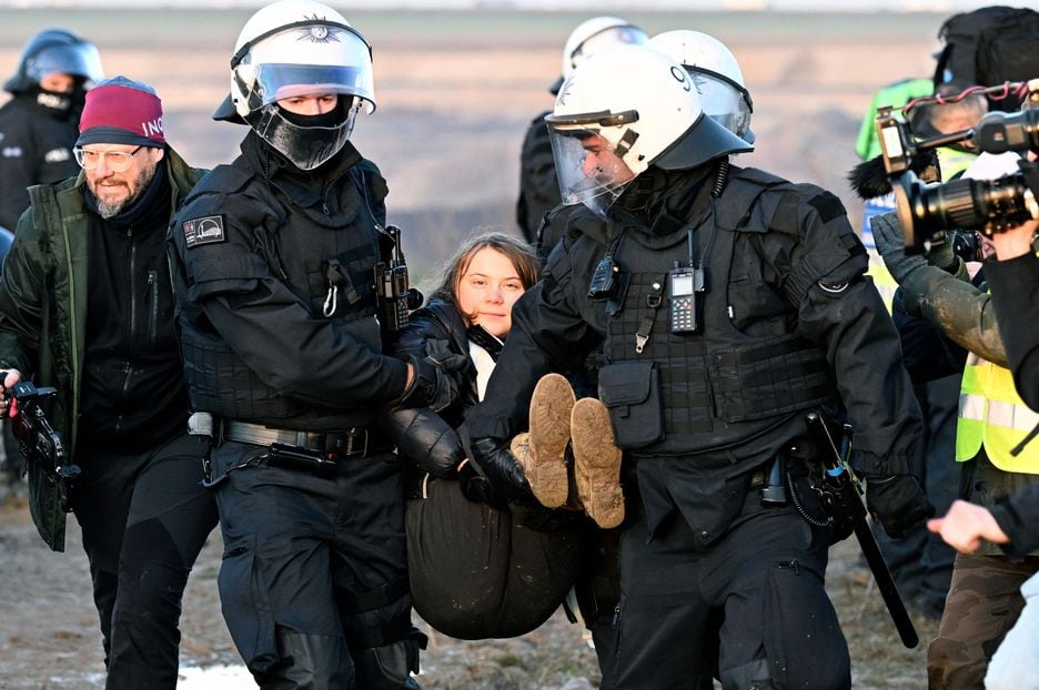 Greta Thumberg é retirada carregada por policiais de protesto na Alemanha.