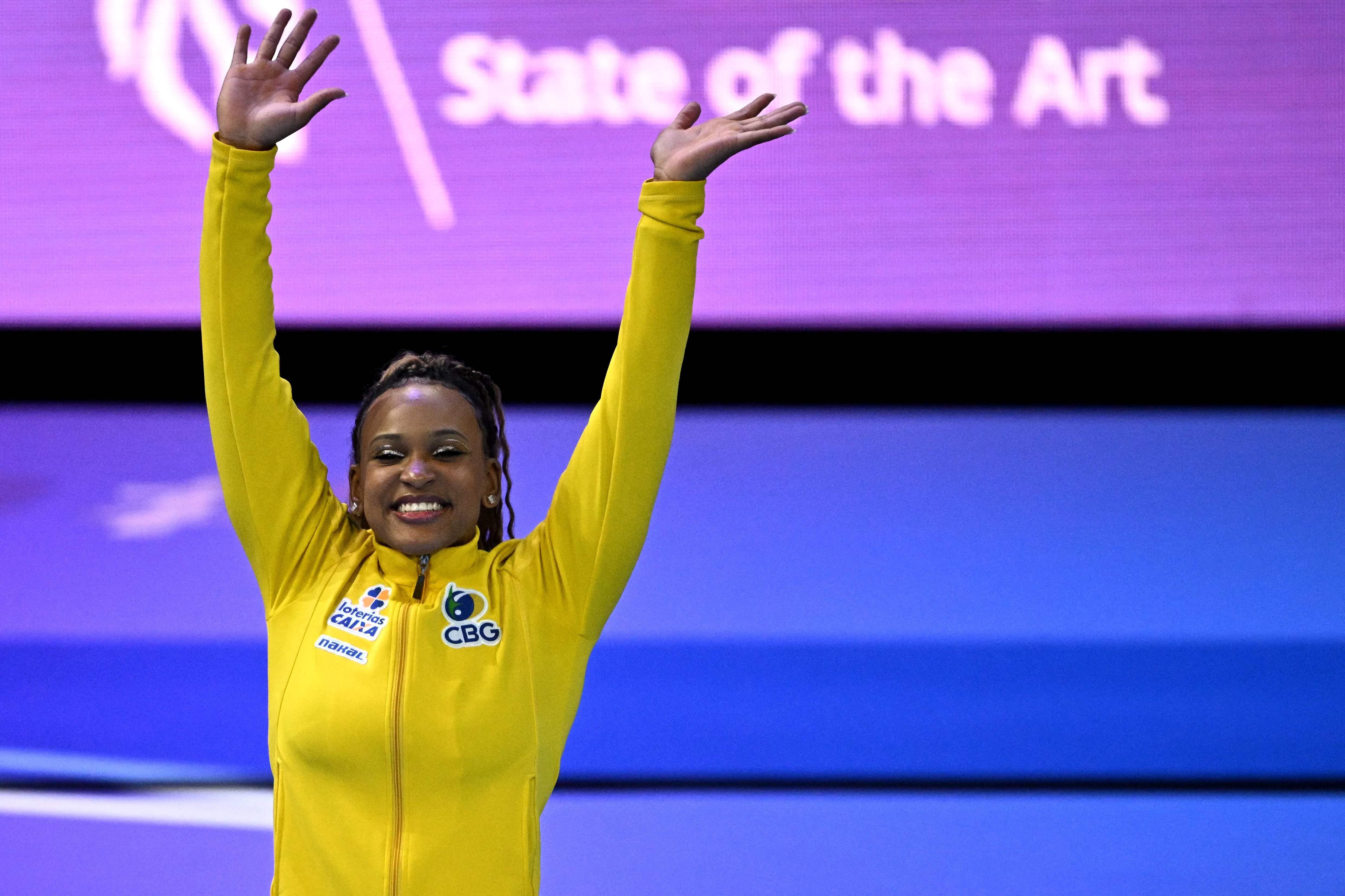 Rebeca Andrade e Simone Biles dançam juntas na festa do Mundial de