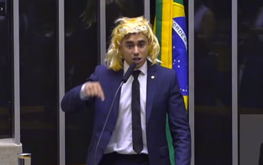 Usando peruca loura, o deputado Nikolas Ferreira (PL-MG) discursou durante sessão desta quarta-feira, 8, no Dia da Mulher