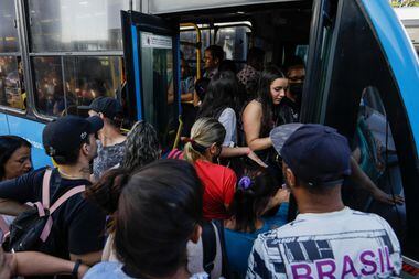 Movimentação de passageiros, em busca de alternativa de transporte, nos arredores da estação Jabaquara do Metrô, na zona sul de São Paulo, nesta sexta-feira, 24. 