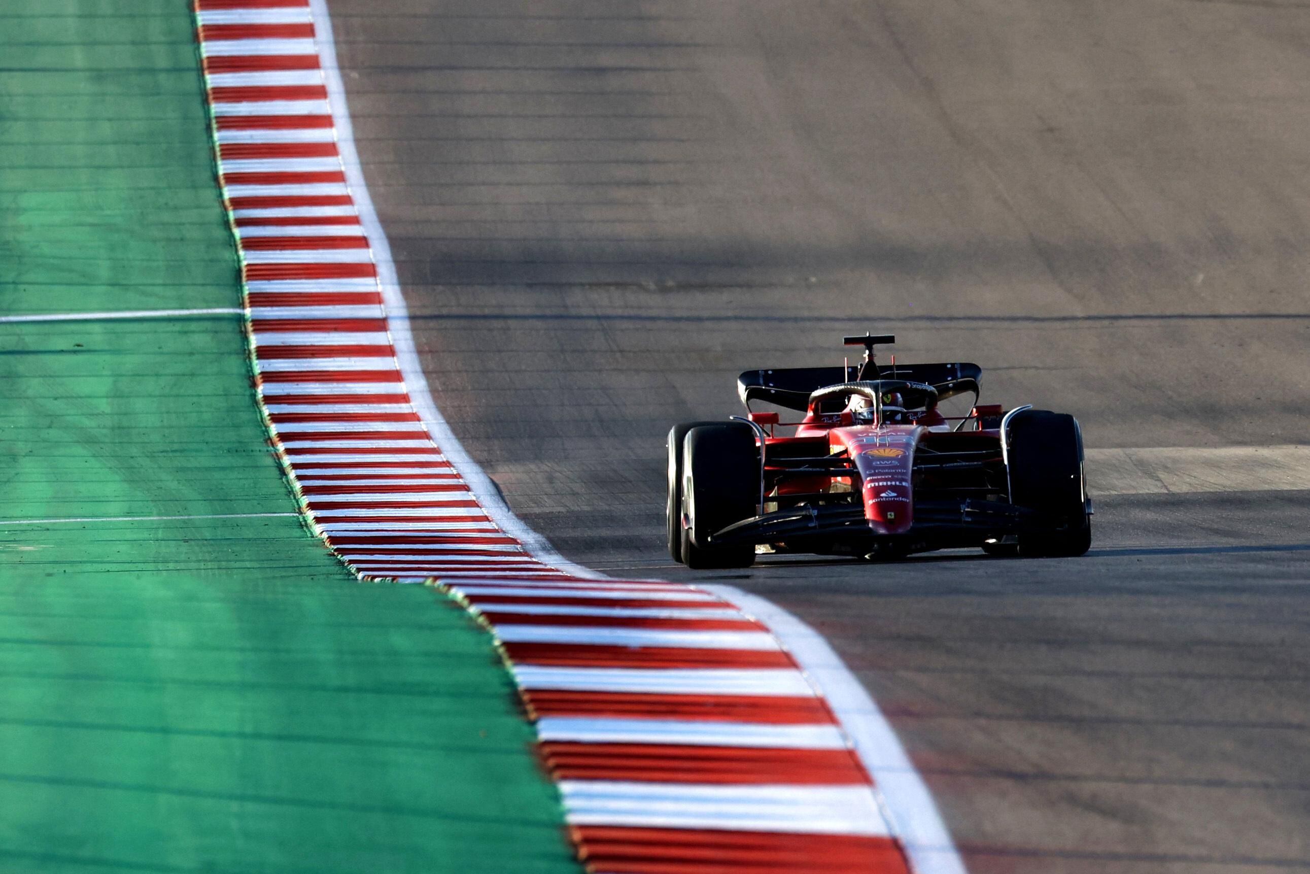Com dobradinha da Ferrari, Sainz domina treino dois para o GP de