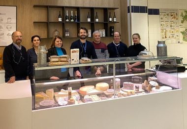 A comitiva paulista na escola de queijistas de Paris