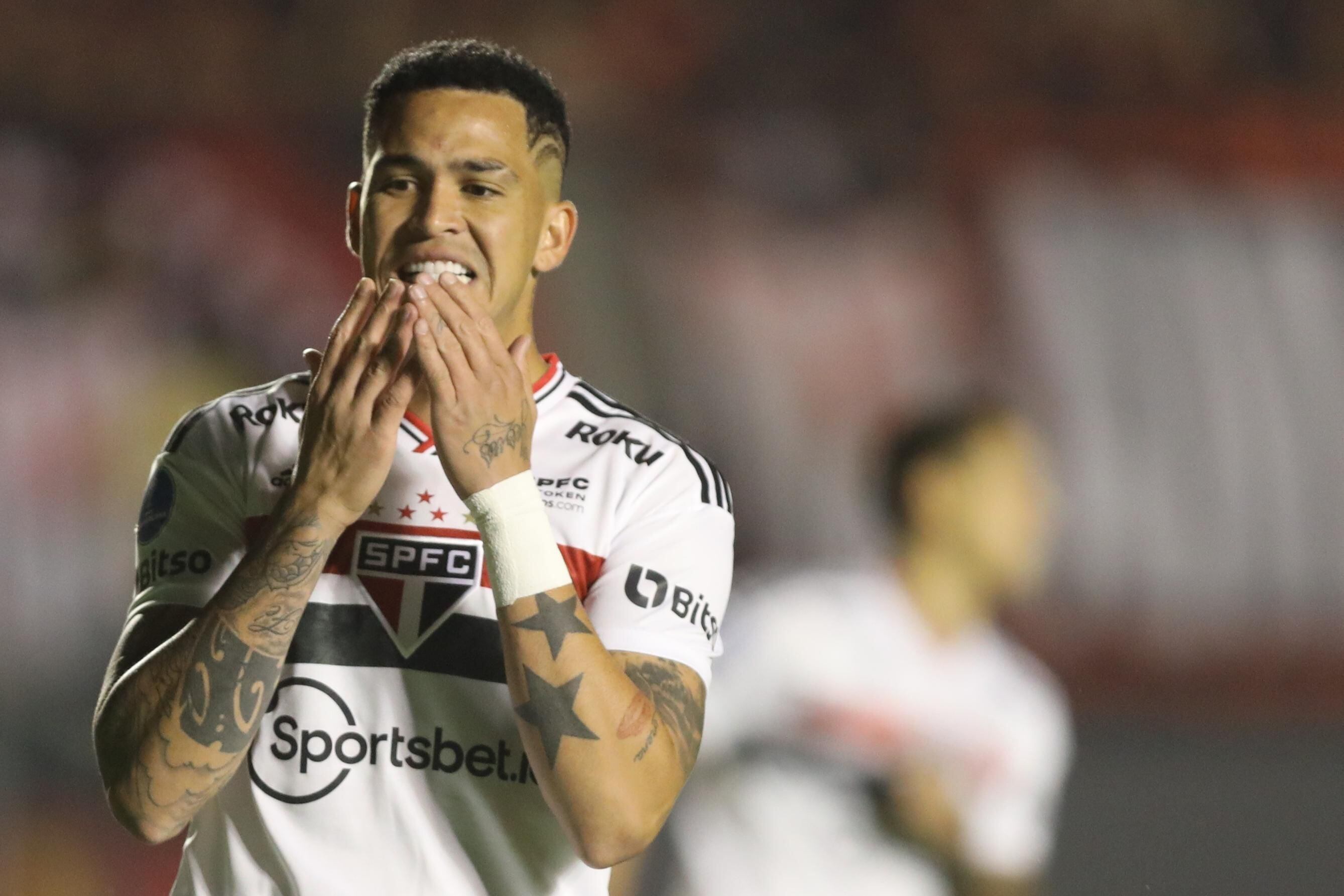 Luciano passará por cirurgia no punho e vira desfalque para o São Paulo -  20/11/2021 - UOL Esporte