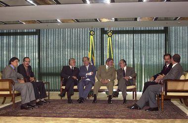 Aldo Rebelo (o segundo da esquerda para a direita), à época à frente da liderança do governo na Câmara, se reúne com líderes de partidos aliados, a cúpula do Congresso e o presidente Lula, no Palácio do Planalto, em março de 2003.