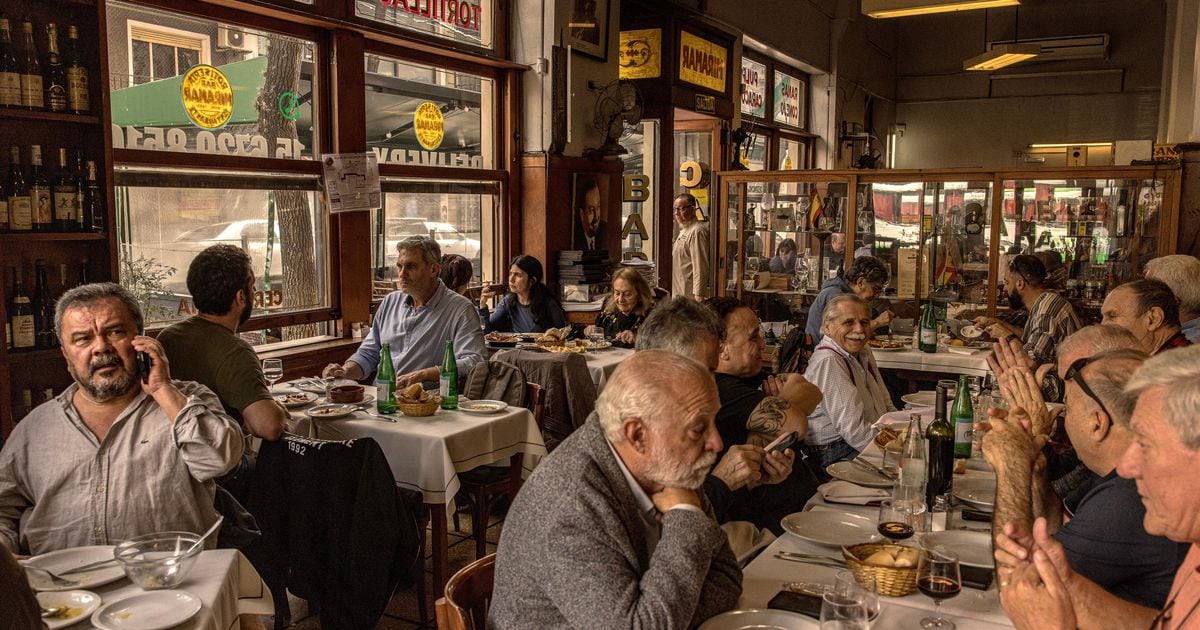 Argentines crowd restaurants to spend money today that will be worth less tomorrow