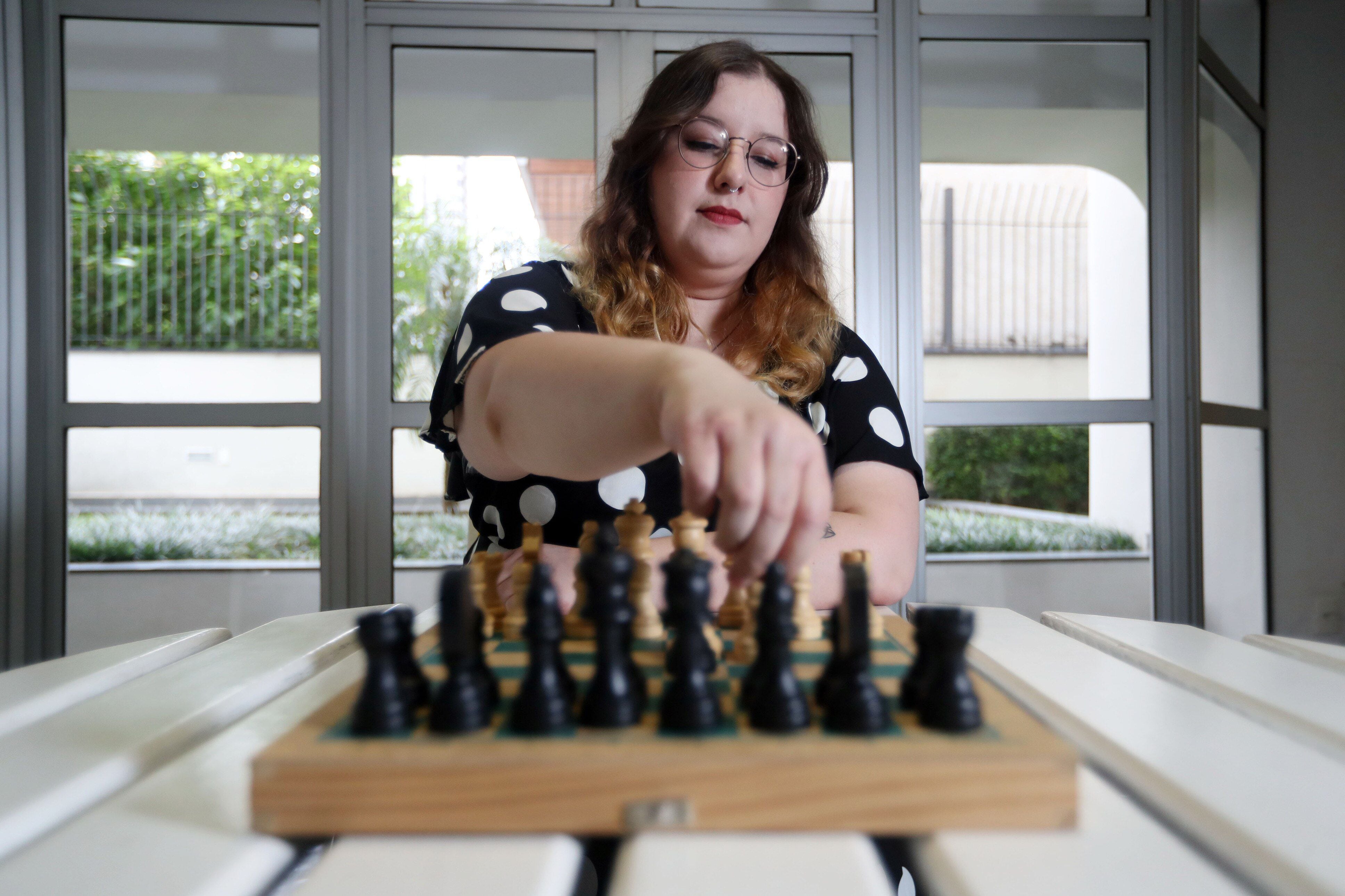 Gambito da Rainha: promessa do xadrez em Goiás é uma garota de 14