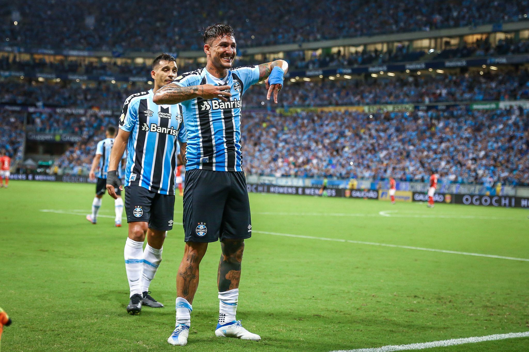 Jogador do Grêmio de R$ 560 milhões marca 2 gols no Inter e dá show no  Beira-Rio