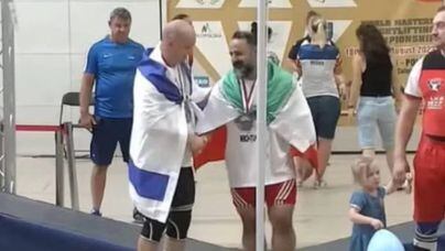 Atleta iraniano é banido após apertar a mão de israelense em