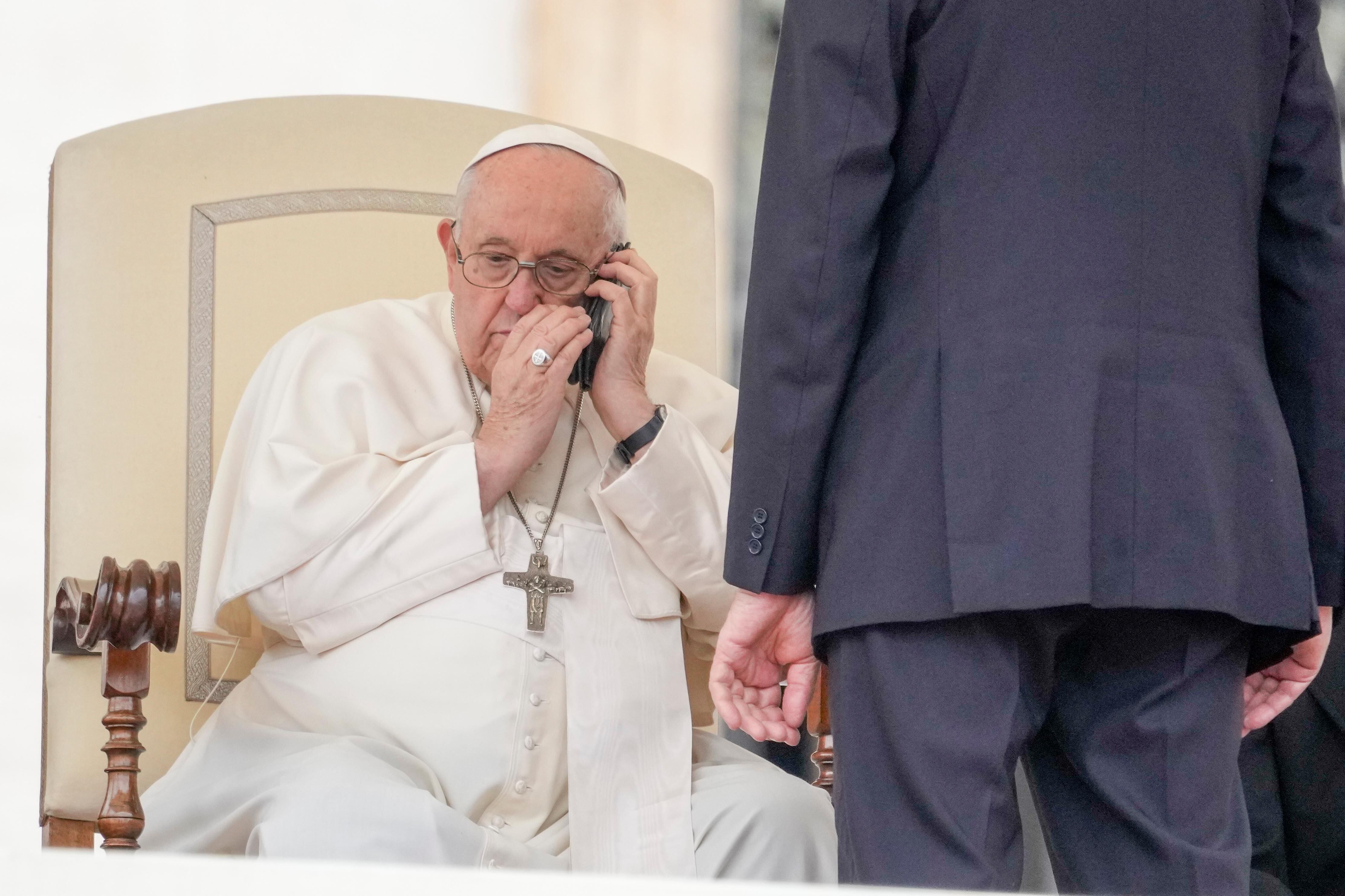 Não estou bem de saúde.” Papa Francisco interrompe audiência no